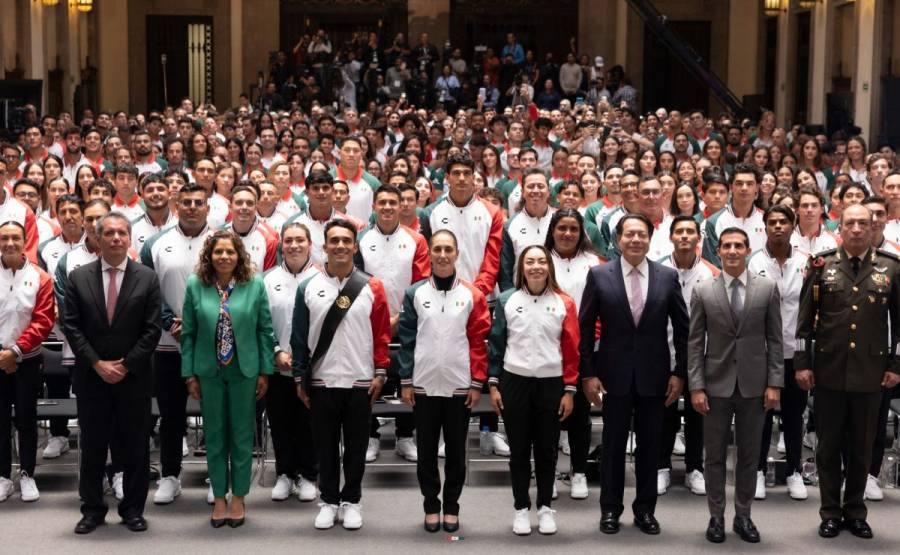 Sheinbaum abanderó a atletas mexicanos rumbo a Juegos Centroamericanos 