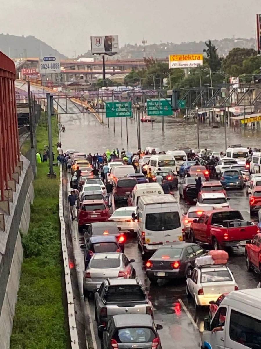 Lluvias intensas provocan inundaciones en Calzada Ignacio Zaragoza; activan Alerta Naranja en Iztapalapa