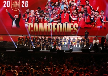 Los campeones del mundo de La Roja desfilan por Madrid ante millones de seguidores