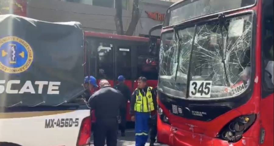 Choque de Metrobús en estación Nuevo León deja 16 heridos 