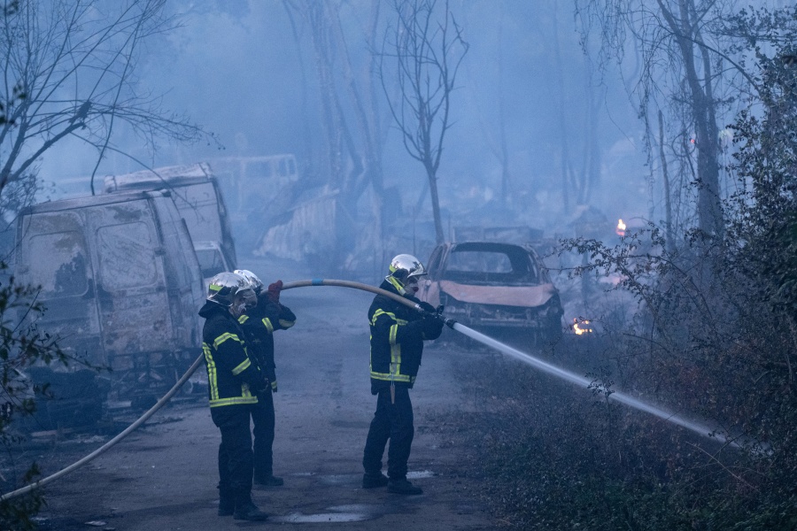 Un voraz incendio forestal consume 1.700 hect&aacute;reas en Francia