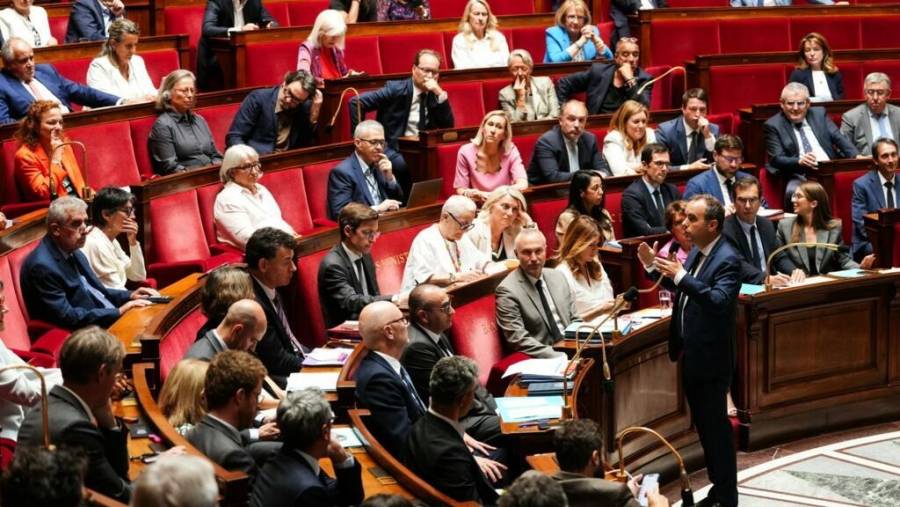 Francia aprueba ley que prohíbe redes sociales a menores de 15 años  