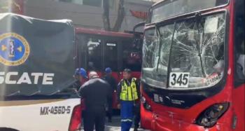 Choque de Metrob&uacute;s en estaci&oacute;n Nuevo Le&oacute;n deja 16 heridos
