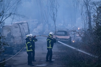Un voraz incendio forestal consume 1.700 hect&aacute;reas en Francia