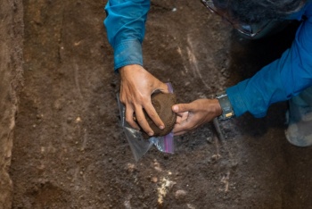 Extraen osamenta humana de casi 3.000 a&ntilde;os en El Salvador