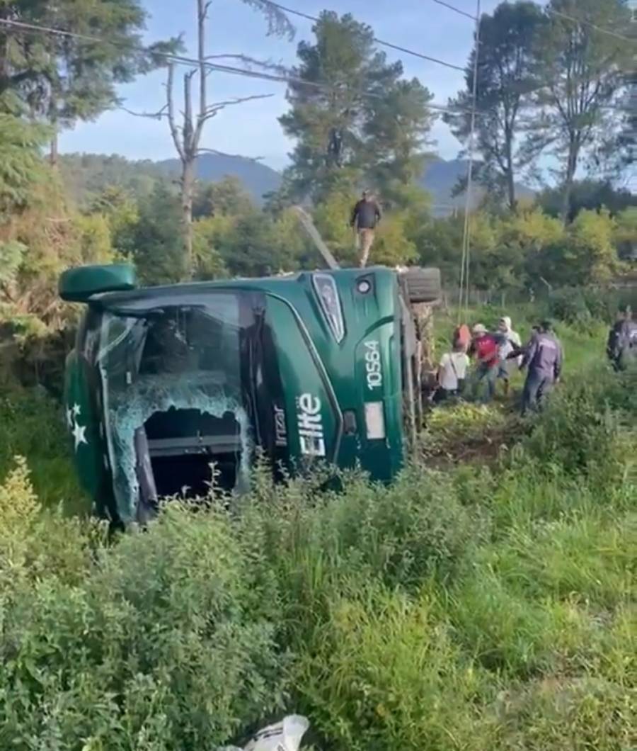 Volcadura de autob&uacute;s deja diez personas lesionadas en Michoac&aacute;n