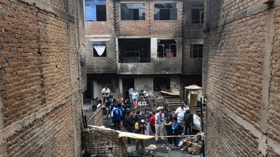Al menos diez personas mueren en un incendio de dos viviendas en Lima