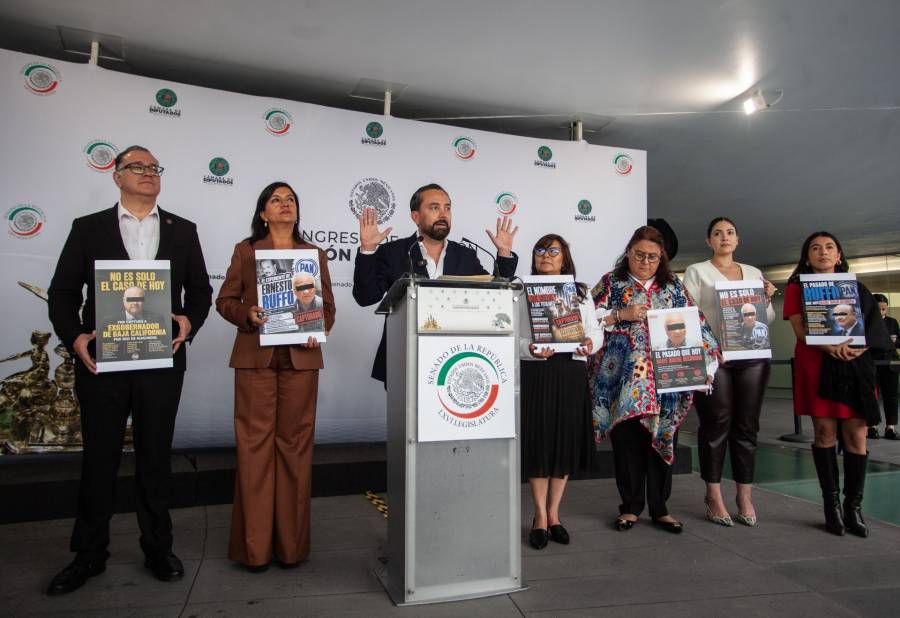Morena exhibe en el Congreso im&aacute;genes de Ernesto Ruffo y figuras del narcotr&aacute;fico