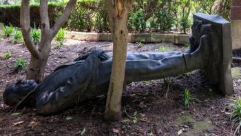 Estatua de Felipe Calder&oacute;n cumple un a&ntilde;o derribada en Los Pinos
