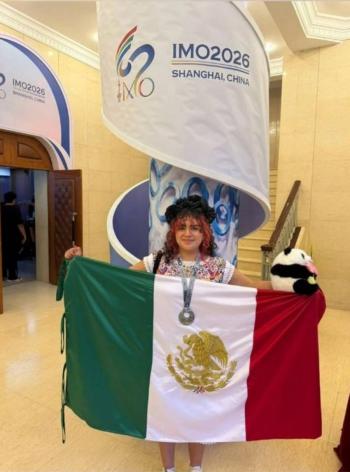 Andrea Sarah&iacute; Cascante recibe premio por su desempe&ntilde;o en Olimpiada Internacional de Matem&aacute;ticas
