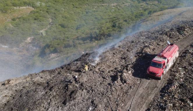 Avanza 85% control de incendio en relleno sanitario de Acatl&aacute;n de Osorio