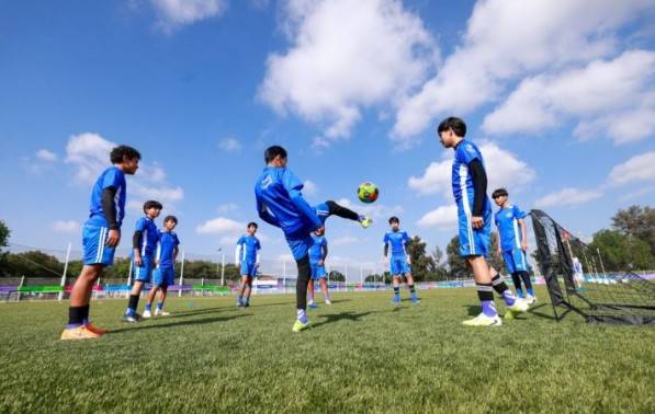 Oribe Peralta participa en cl&iacute;nica de f&uacute;tbol para j&oacute;venes en Quer&eacute;taro