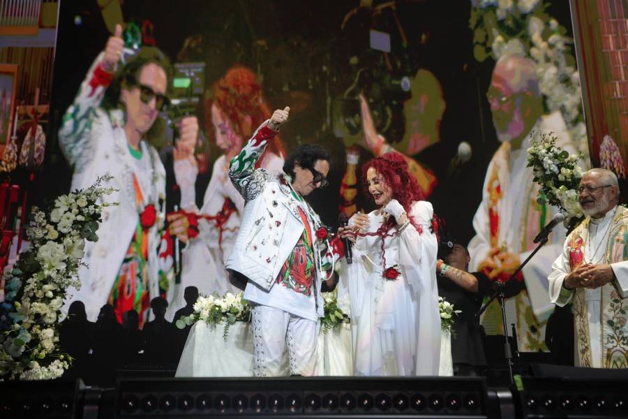 Alex y Chela Lora refrendan su matrimonio durante concierto de El Tri 