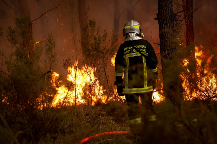 Más de 220.000 evacuados en Francia por un incendio forestal gigantesco 