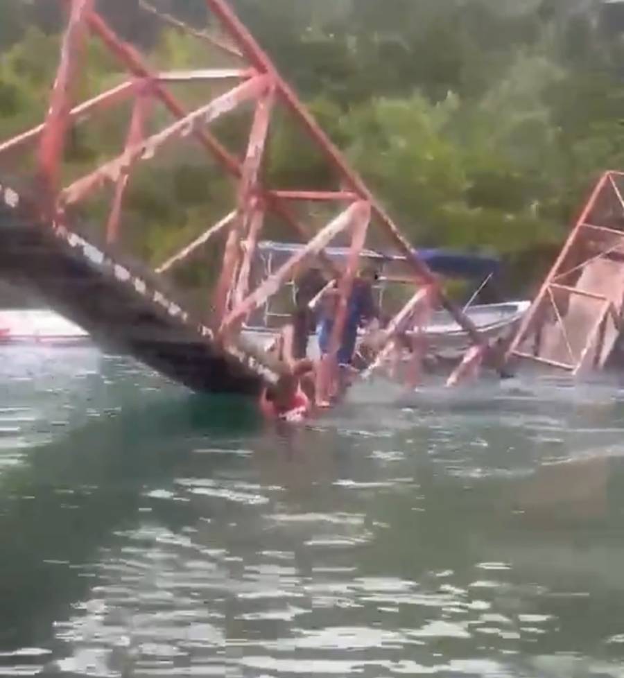 Colapsa puente peatonal en playa de Manzanillo y deja personas lesionadas