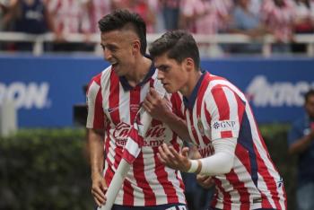 Chivas consigue su primera victoria del torneo con gol en los &uacute;ltimos minutos