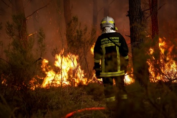 M&aacute;s de 220.000 evacuados en Francia por un incendio forestal gigantesco