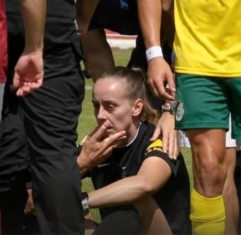 &Aacute;rbitra queda fuera de partido tras recibir un golpe durante una pelea entre jugadores