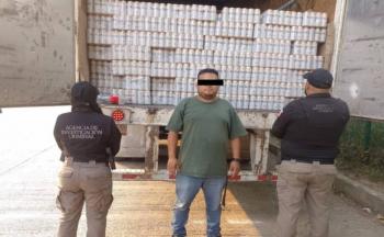 Detienen en Tabasco a conductor de tractocami&oacute;n que transportaba 48 mil latas de cerveza