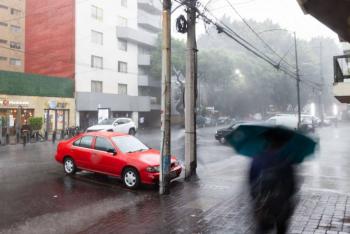 Prev&eacute;n lluvias y granizo en la CDMX durante la tarde