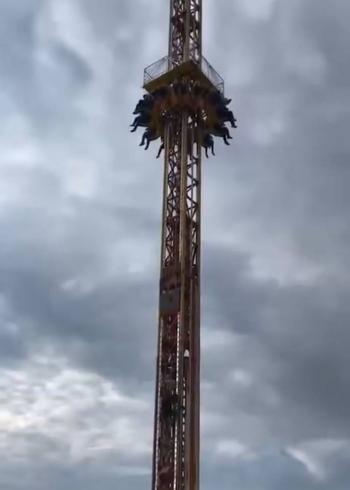 Siete personas quedan atrapadas en juego mec&aacute;nico durante feria de Chalco