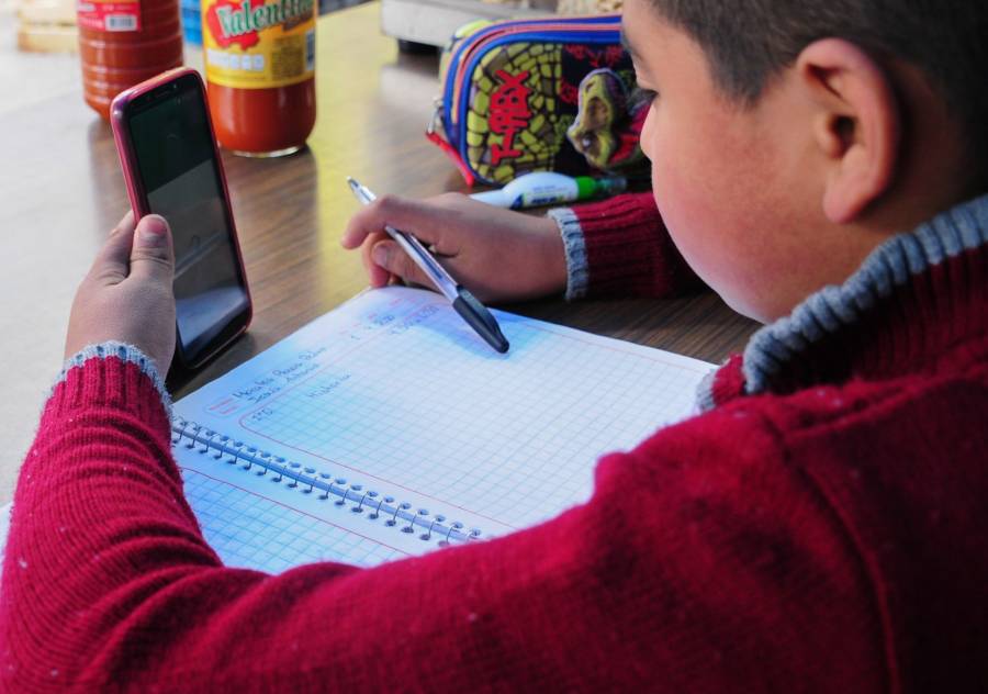 Edomex alista reglas para limitar el uso de celulares en escuelas de educaci&oacute;n b&aacute;sica