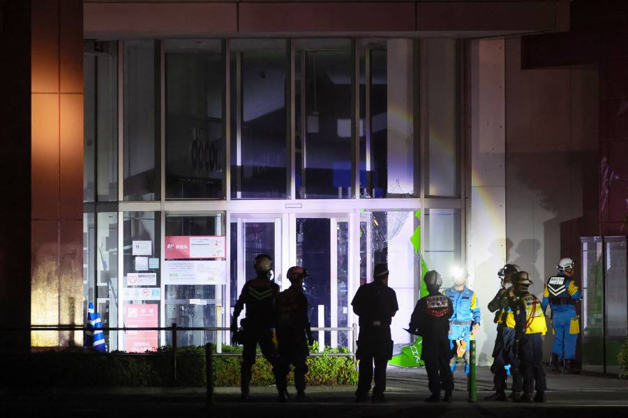 Rescatan con vida a cuatro personas tras derrumbe de centro comercial en Japón