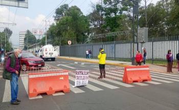 Vecinos bloquean avenida del Im&aacute;n contra torres del Cableb&uacute;s en Coyoac&aacute;n