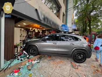 Conductora pierde el control y se impacta contra una vinater&iacute;a en Lomas de Chapultepec
