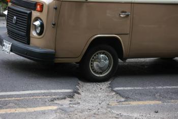 Baches en CDMX: m&aacute;s de 19 mil reportes en tres meses, la mayor&iacute;a sin atender