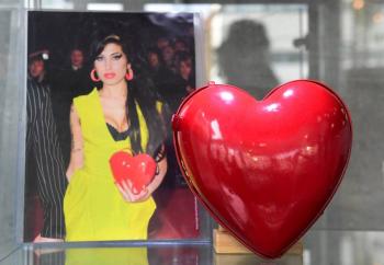 Rev&eacute;s judicial para el padre de Amy Winehouse por disputa sobre pertenencias de la cantante