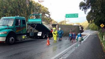 Volcadura de tr&aacute;iler con &aacute;cido muri&aacute;tico cierra la autopista M&eacute;xico-Cuernavaca