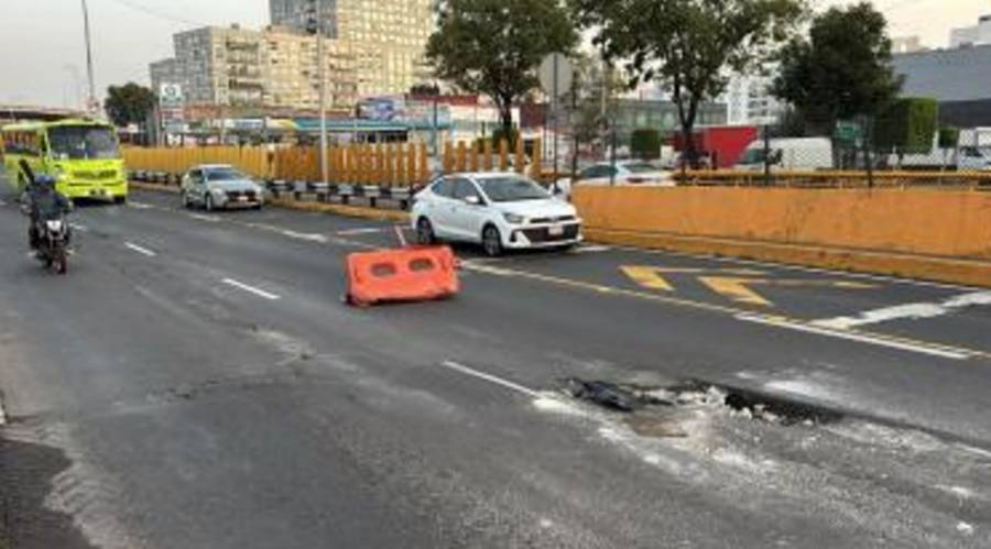 Motociclista lesionado tras caer en bache junto a coladera en Periférico