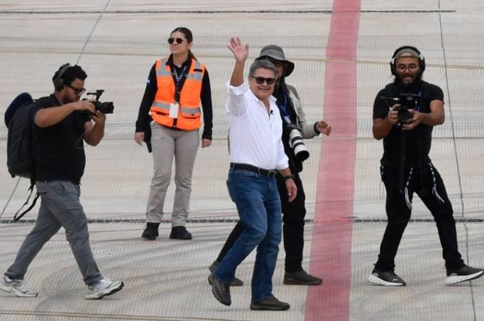 Expresidente Juan Orlando Hern&aacute;ndez regresa a Honduras tras indulto de Trump