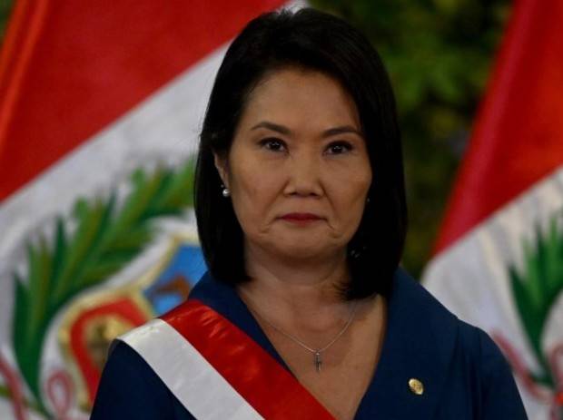 Keiko Fujimori asume presidencia de Per&uacute;; militares encabezar&aacute;n seguridad