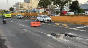 Motociclista lesionado tras caer en bache junto a coladera en Perif&eacute;rico