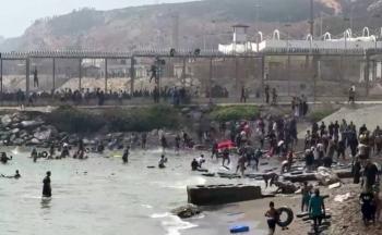 Espa&ntilde;a despliega al Ej&eacute;rcito tras ingreso masivo de migrantes en Ceuta