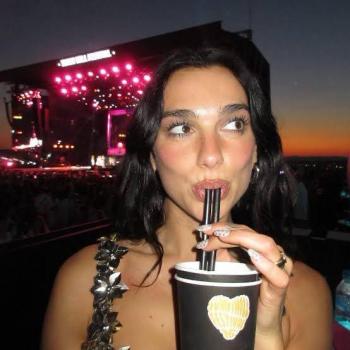 Dua Lipa inaugura Sunny Hill Festival con fuerte respaldo familiar