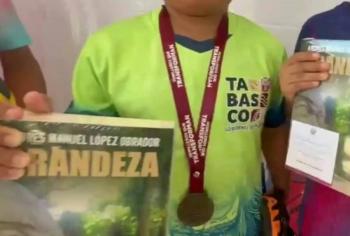 Ni&ntilde;os campeones de futbol reciben libros de AMLO como premio
