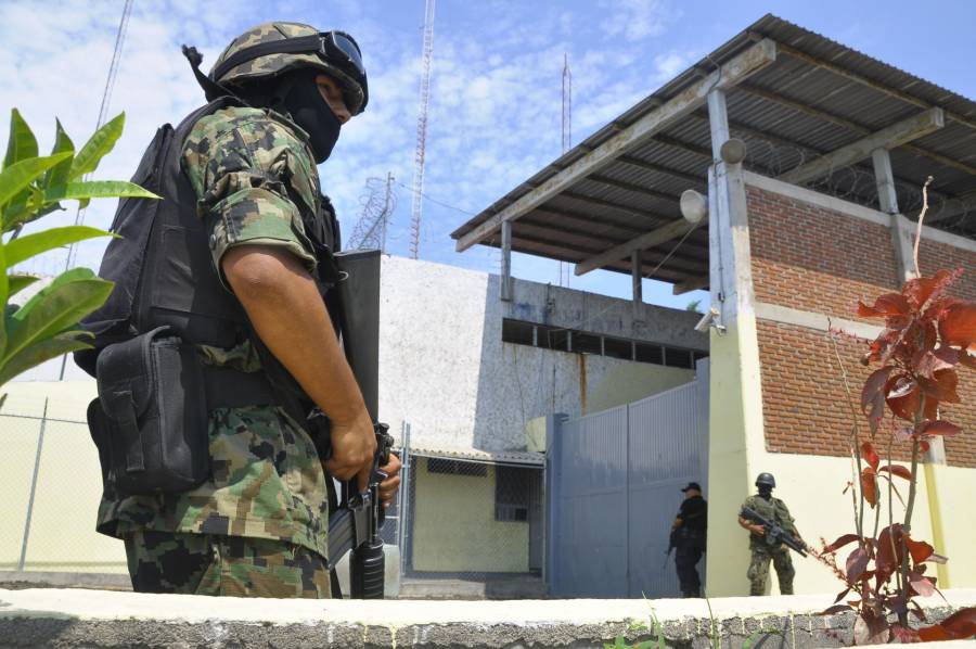 Trasladan a 20 internos de Mazatl&aacute;n a un penal federal en Michoac&aacute;n