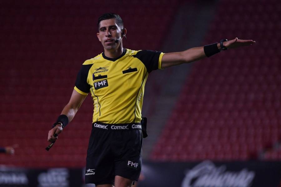 Aacuterbitros y policiacuteas protagonizan altercado tras el Cruz Azul vs Atlante