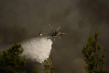 Dos helic&oacute;pteros colisionan durante labores contra incendio en Grecia