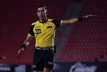 &Aacute;rbitros y polic&iacute;as protagonizan altercado tras el Cruz Azul vs Atlante