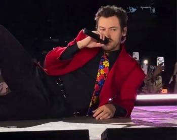 Harry Styles sufre ca&iacute;da durante concierto en CDMX
