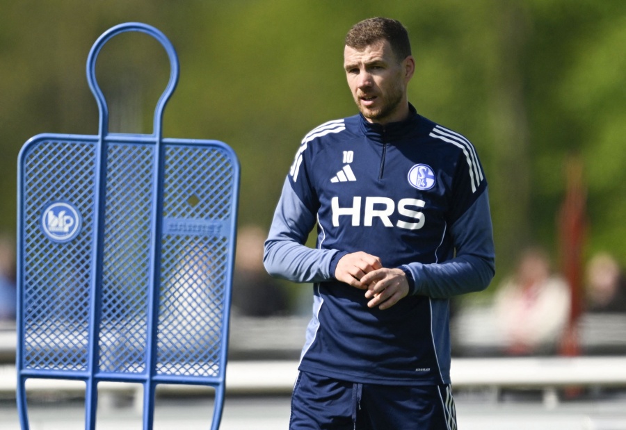 Edin Dzeko renueva un año con el Schalke 04