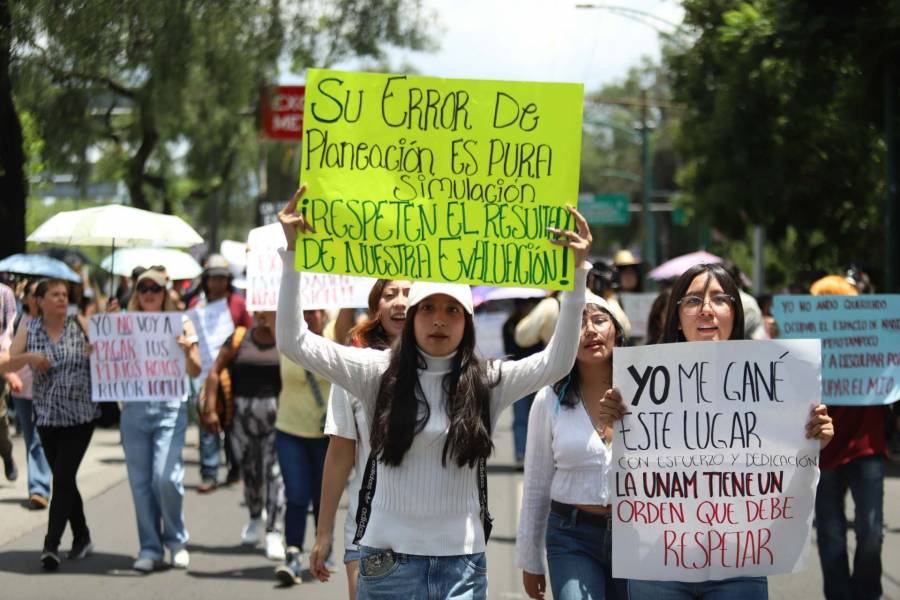 Aspirantes de la UNAM protestan contra examen de control