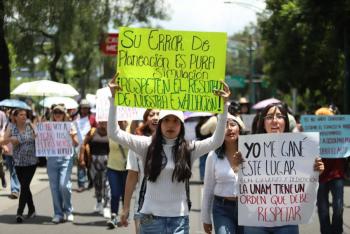 Aspirantes de la UNAM protestan contra examen de control