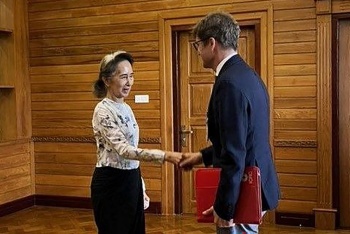 La nobel birmana detenida Aung San Suu Kyi se re&uacute;ne con delegado de la Cruz Roja