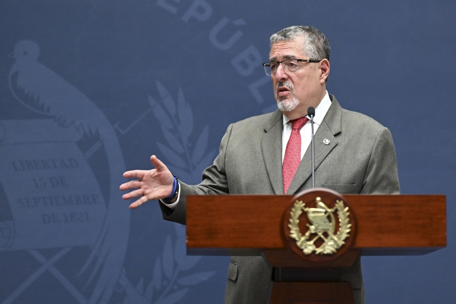 Presidente de Guatemala suspende actividad pública por infección intestinal
