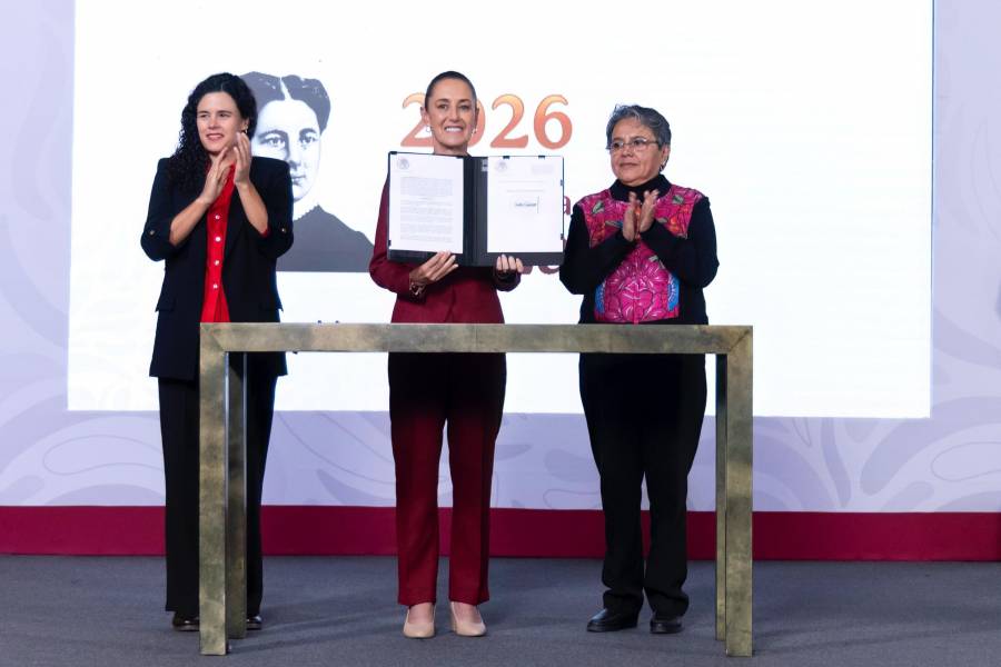 Sheinbaum ordena transparentar, vía decreto, contrataciones de CFE, Pemex y empresas públicas